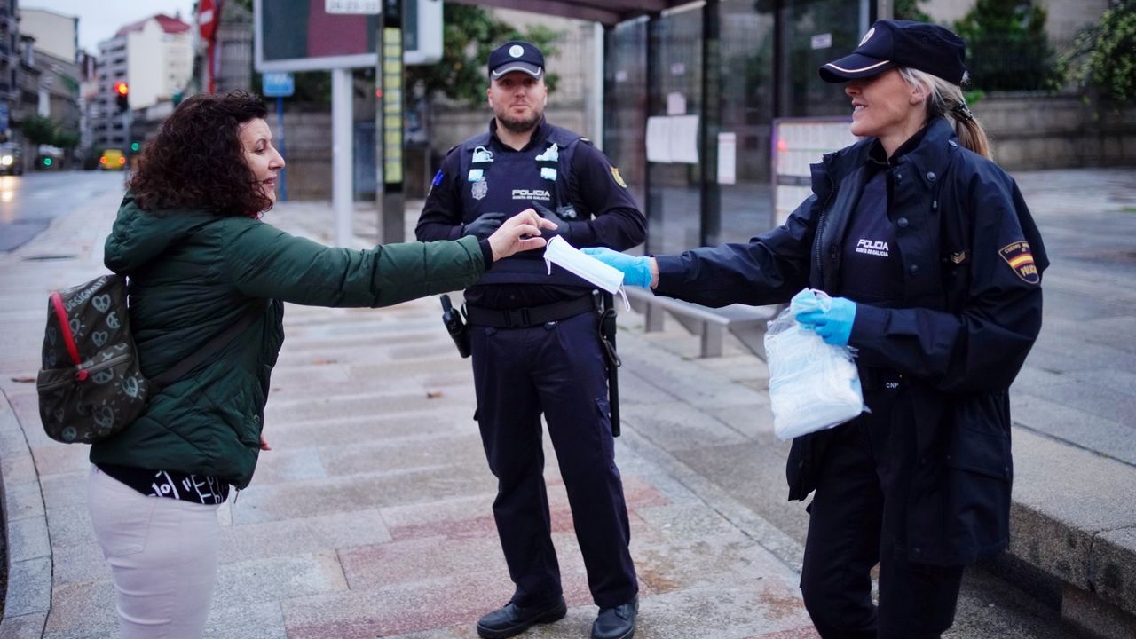 La Policía Nacional reparten mascarillas a usuarios del autobús de Ourense