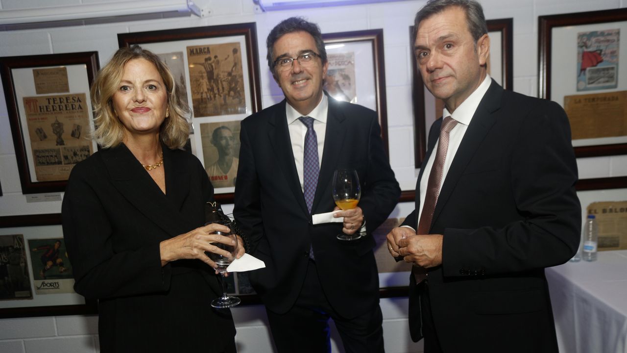 Flora Pérez Marcote, vicepresidenta de la Fundación Amancio Ortega charla durante el cóctel con José Arnau, consejero delegado de Pontegadea y con Roberto Tojeiro, consejero delegado de Gadisa