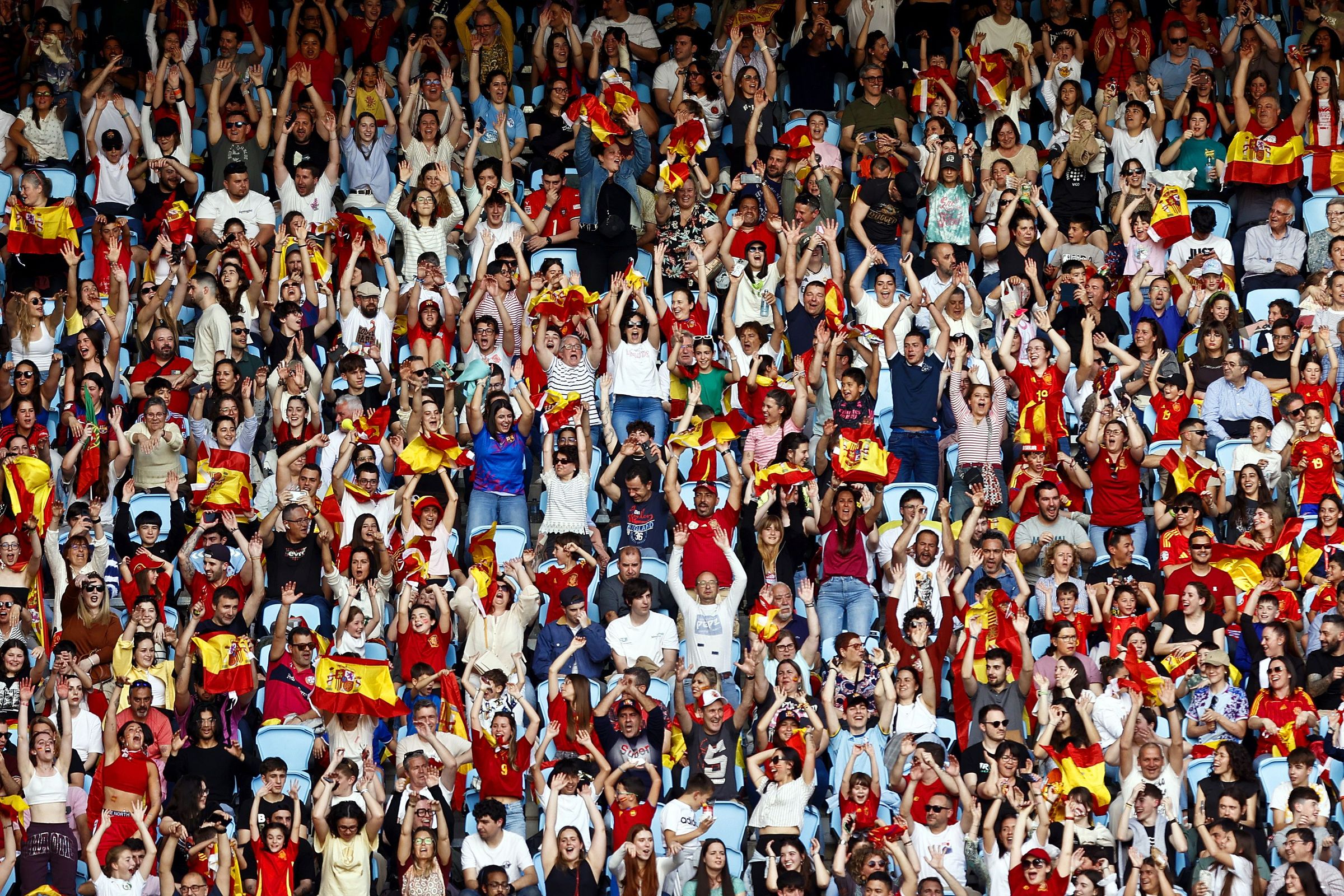 Festa entre o pblico asistente ao partido de Espaa contra Portugal celebrado en Balaidos. 04/04/2025