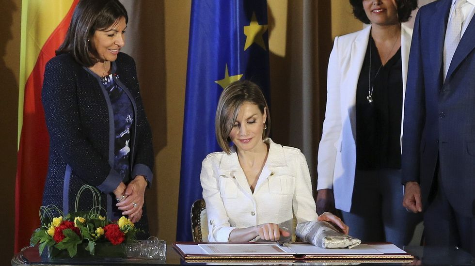 Otra imagen de Anne Hidalgo junto a los reyes.