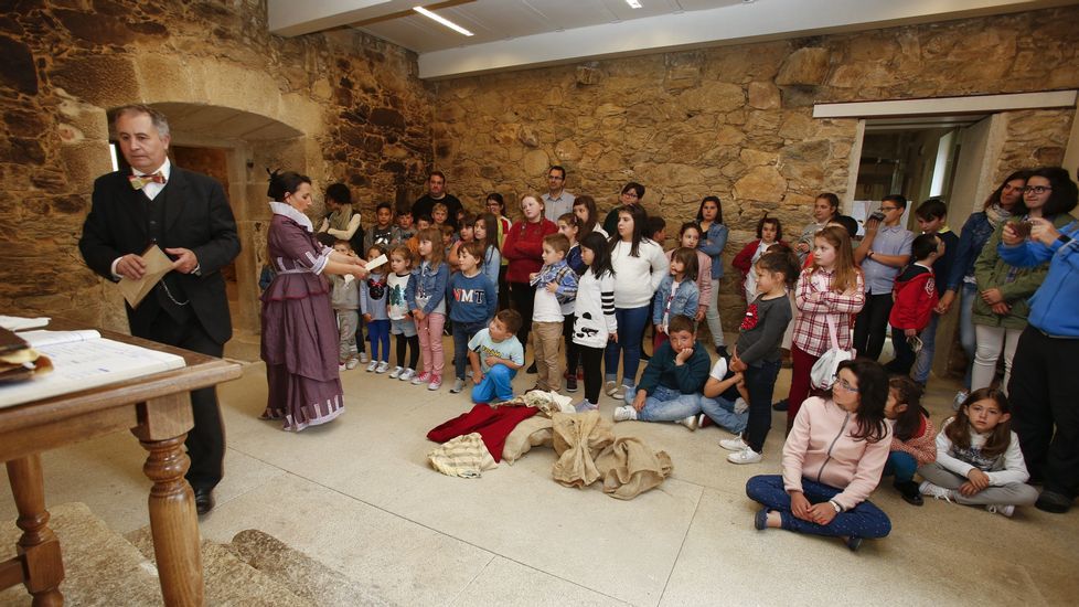 Alumnos de Mazaricos participan nunha visita teatralizada ás Torres do Allo cos Quinquilláns