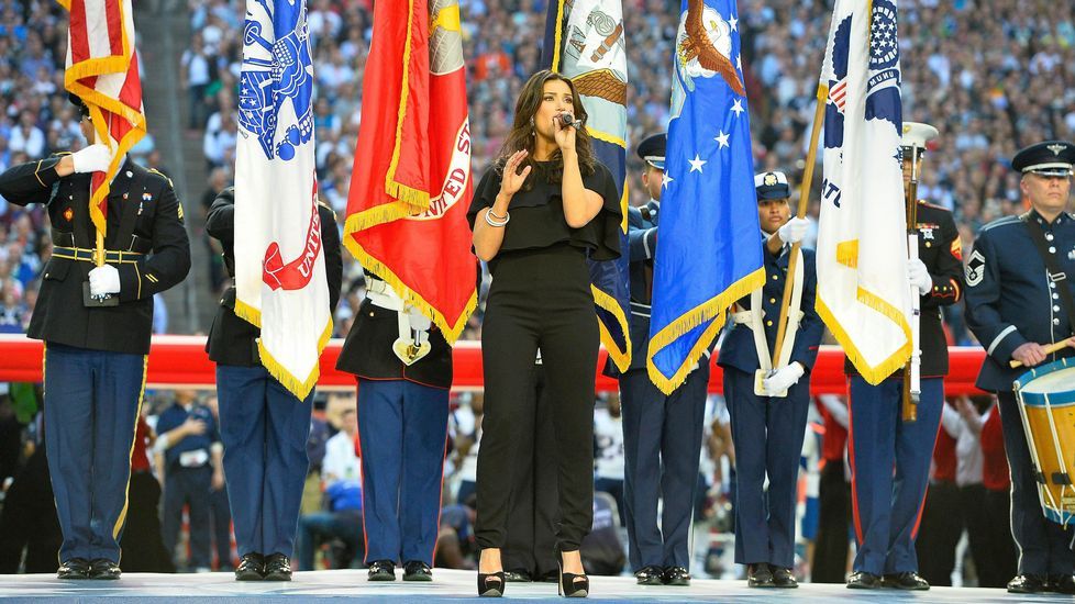 La cantante de «Frozen» Idina Mendel canta el himno nacional estadounidense