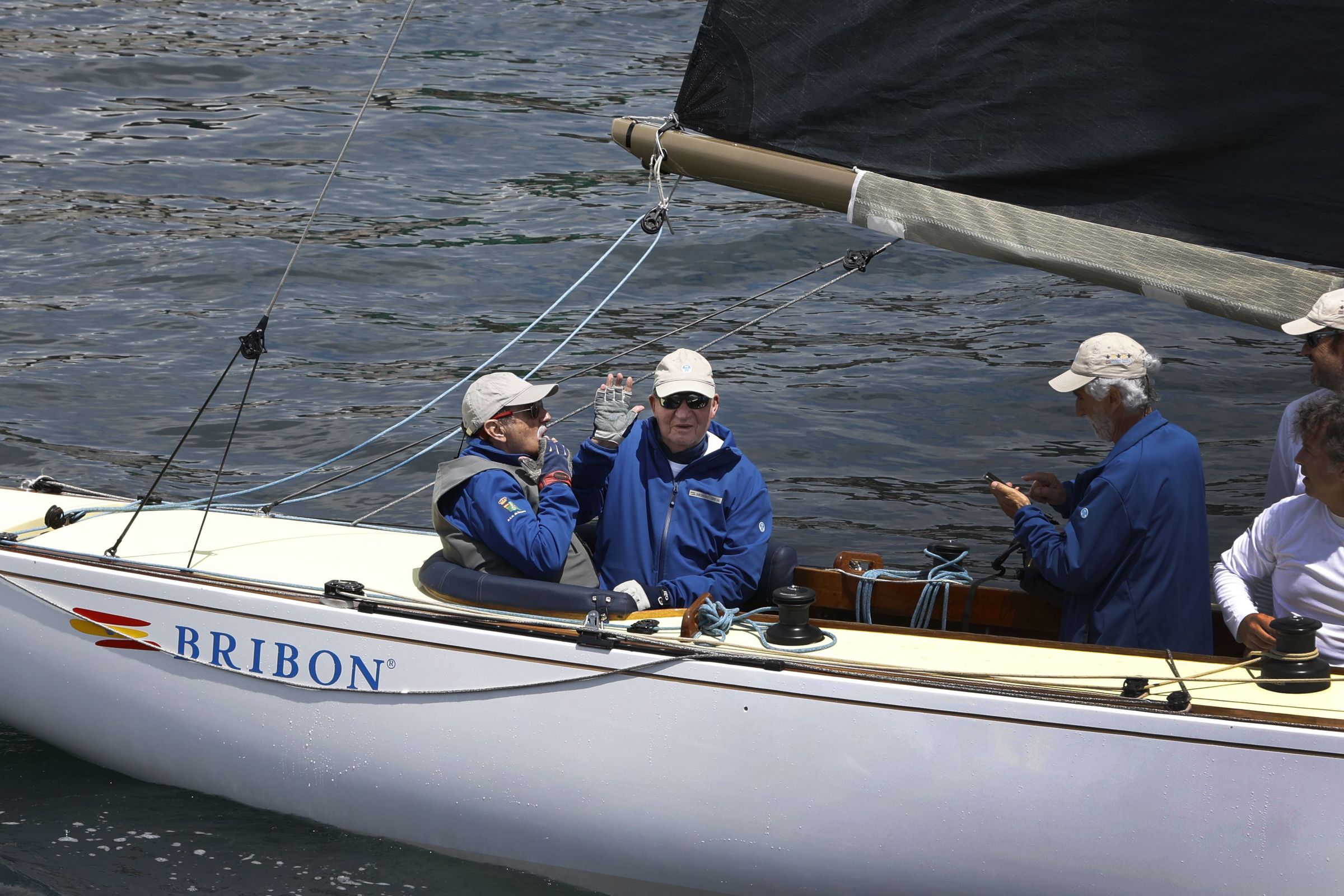 O rey emrito Juan Carlos I nevega no Bribn pola ra de Pontevedra. 14/06/2024