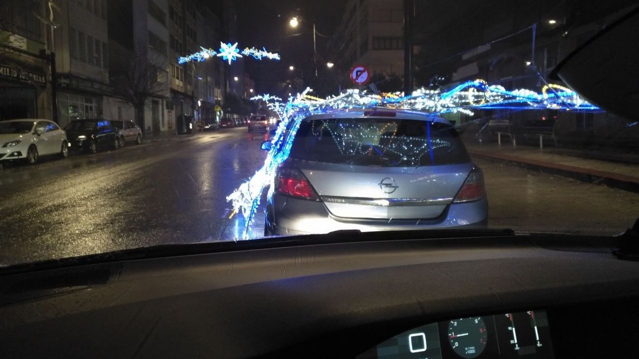 .Una arcada de la iluminación navideña se desplomó sobre un coche en la carretera de Castillas