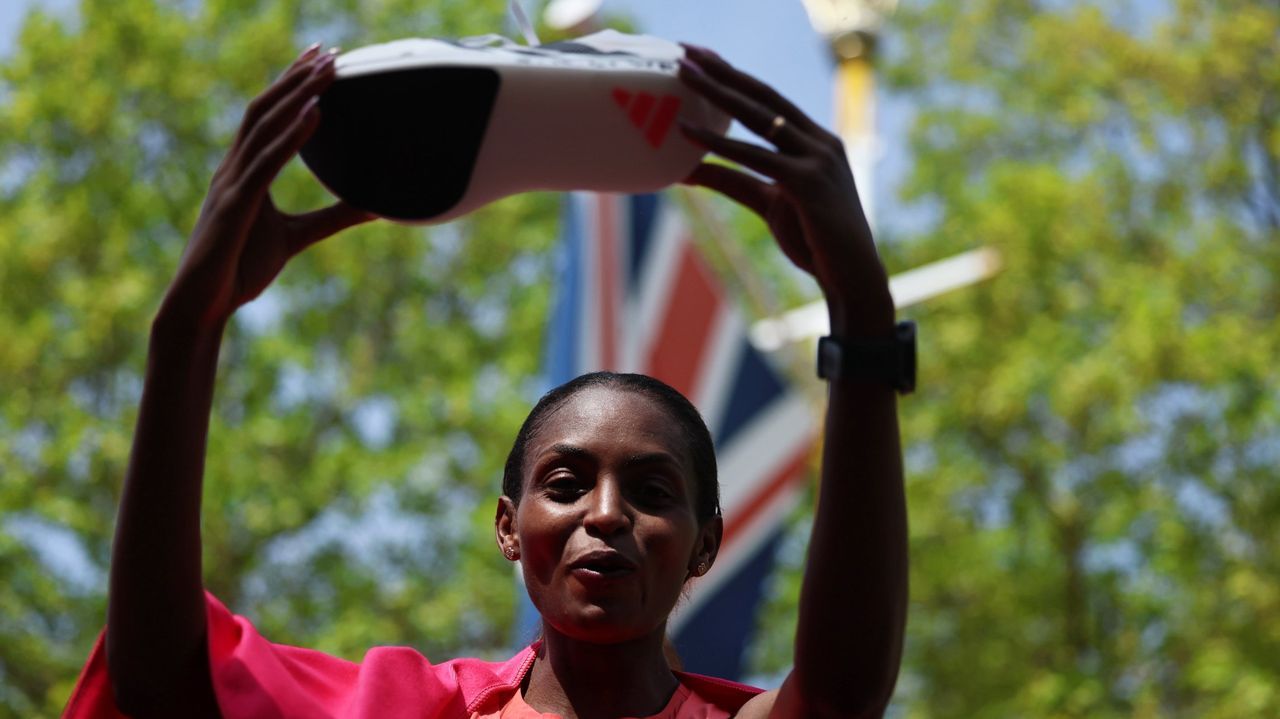 La plusmarquista mundial Tigst Assefa posa con una de sus zapatillas tras el marat�n.