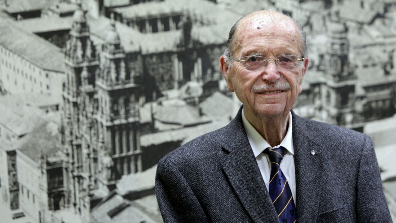 Emilio Pérez Touriño saluda, como presidente de la Xunta, a Fernández Albor