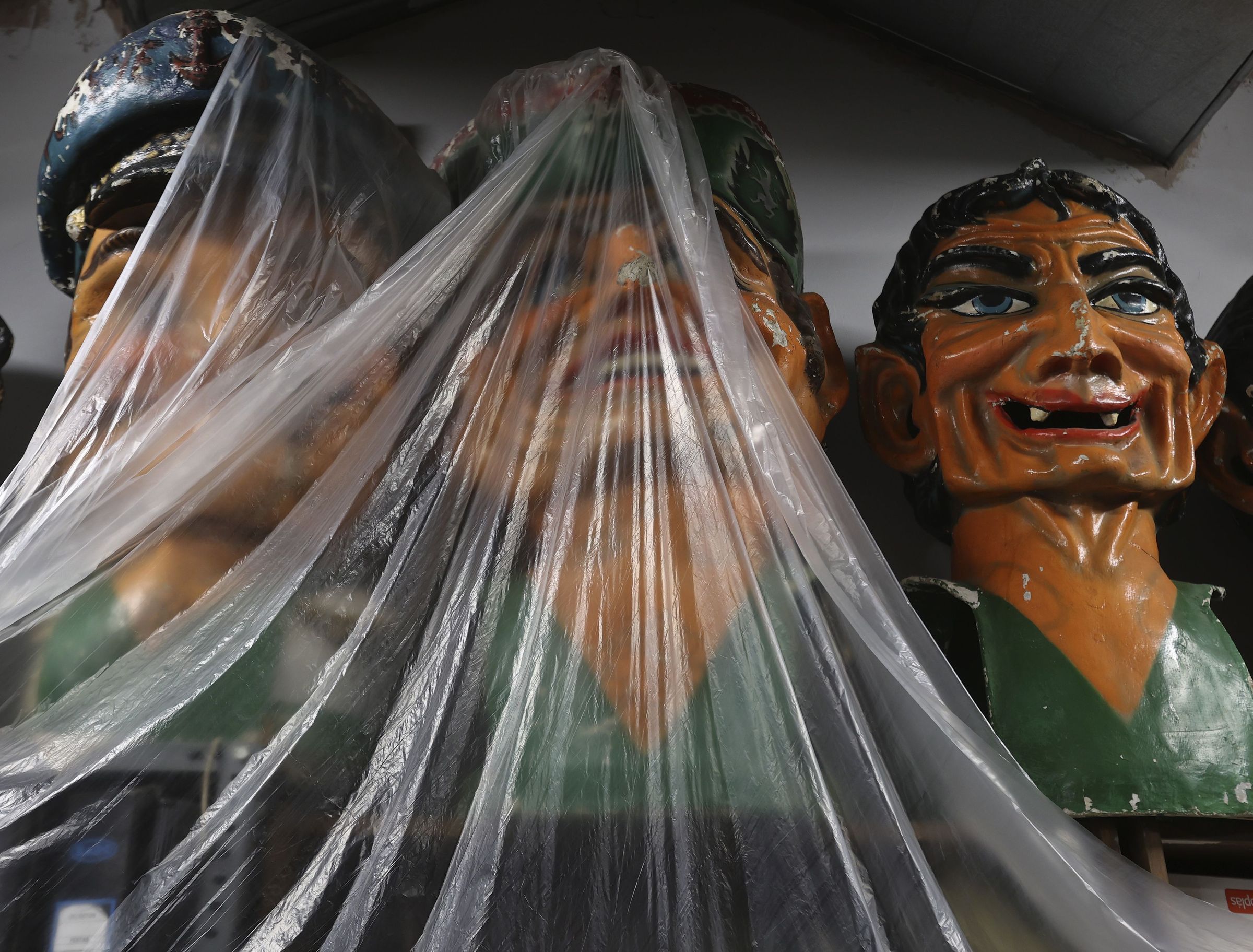 Cabezudos antigos gardados no Teatro Principal de Santiago. 19/05/2025