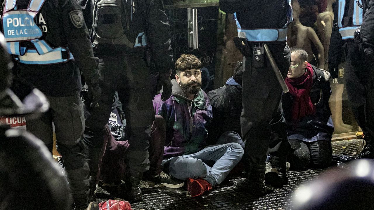 .La Policía detuvo a algunas personas en las afueras del Congreso
