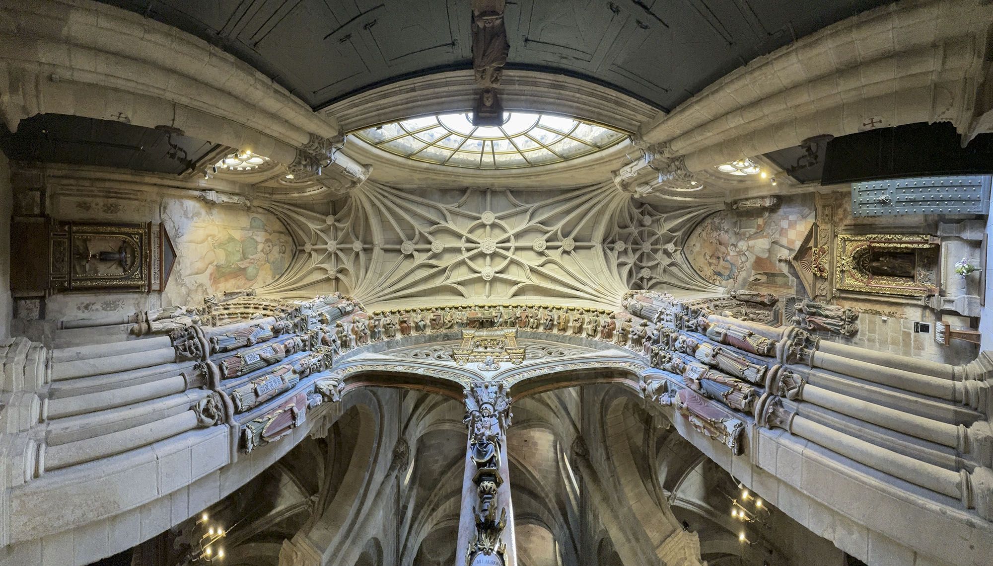 O Prtico do Paraiso da catedral de Ourense, loce as unha vez restaurado. 24/05/2024