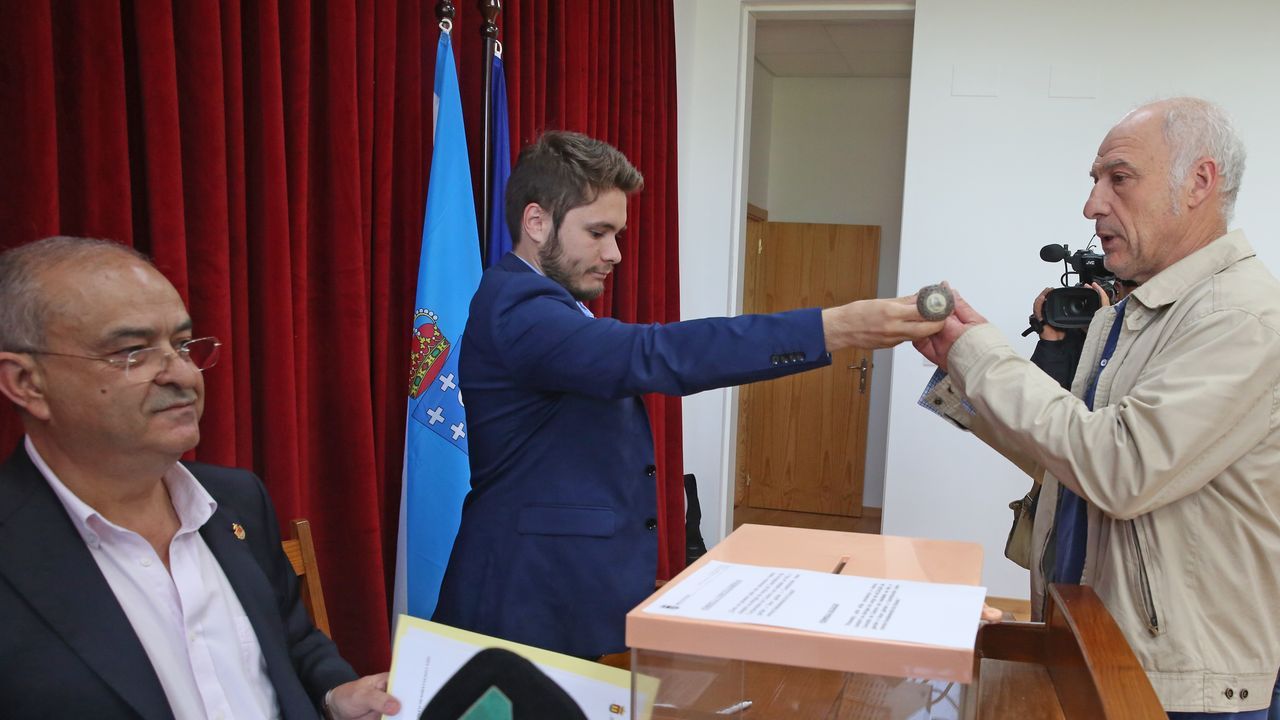Toma de posesión de Xoán Castaño BNG como alcalde ante la presencia de su antecesor Alberto García PSOE