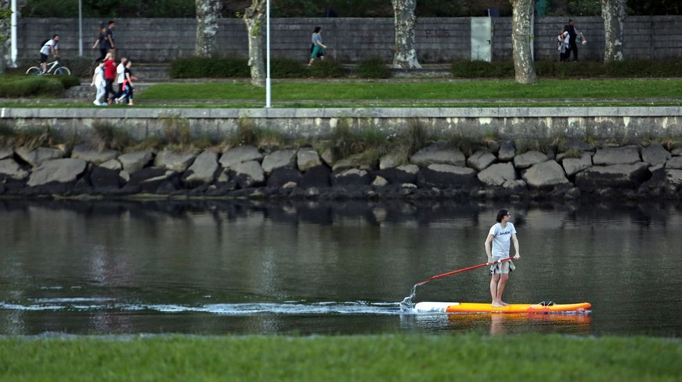 Miles de personas salen a pasear en Pontevedra en el segundo día de la desescalada