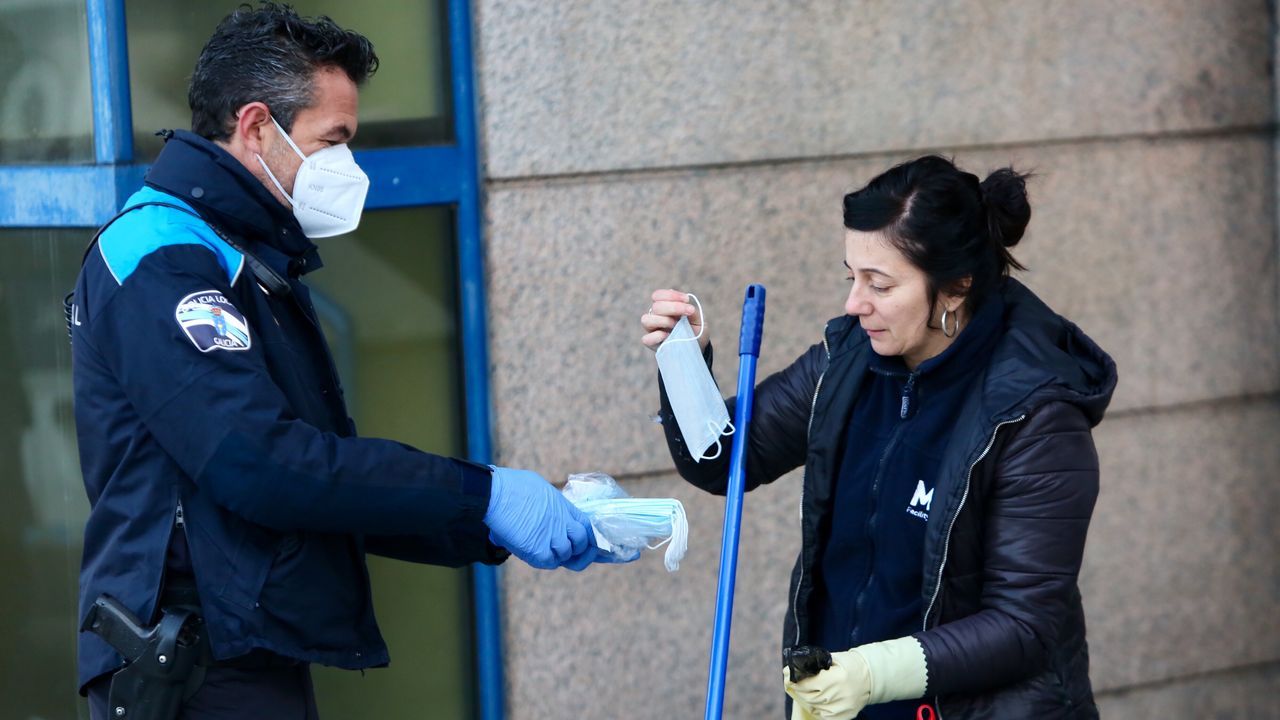 Entrega de mascarillas por las calles de Vigo