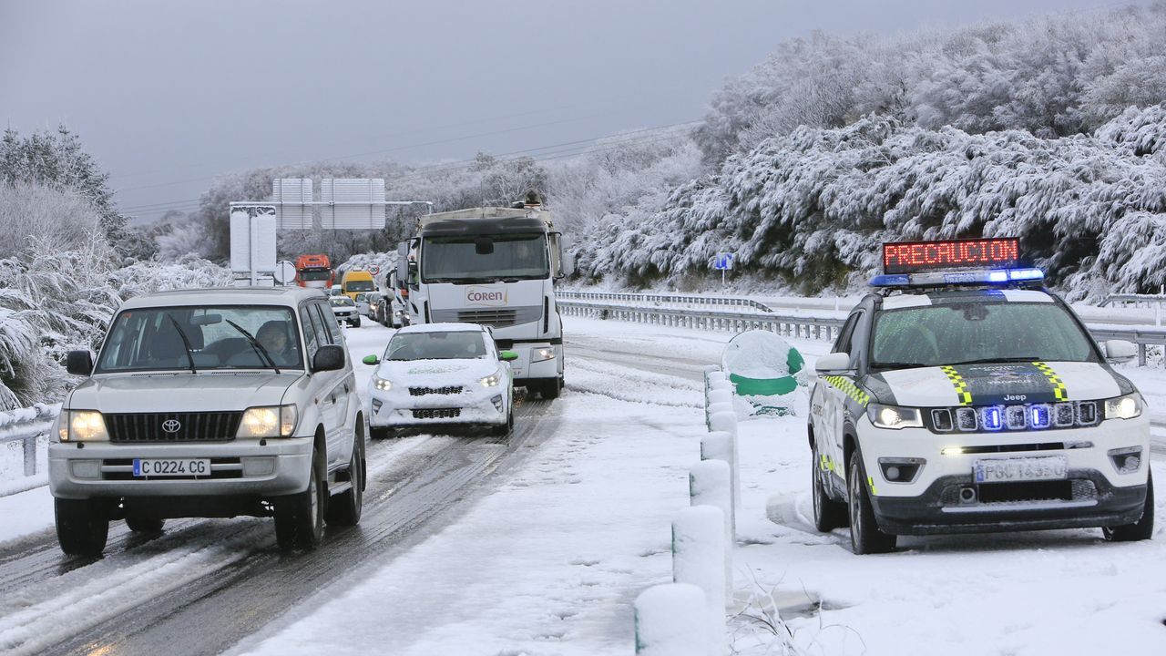 La Guardia Civil coordinó el tráfico en la rotonda de intersección de la N-540 con la A-54 para aligerar los atascos formados