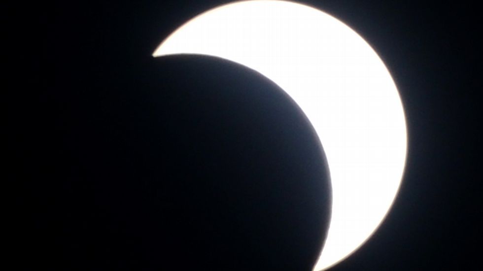 Un niño ve el eclipse desde Yakarta, Indonesia.
