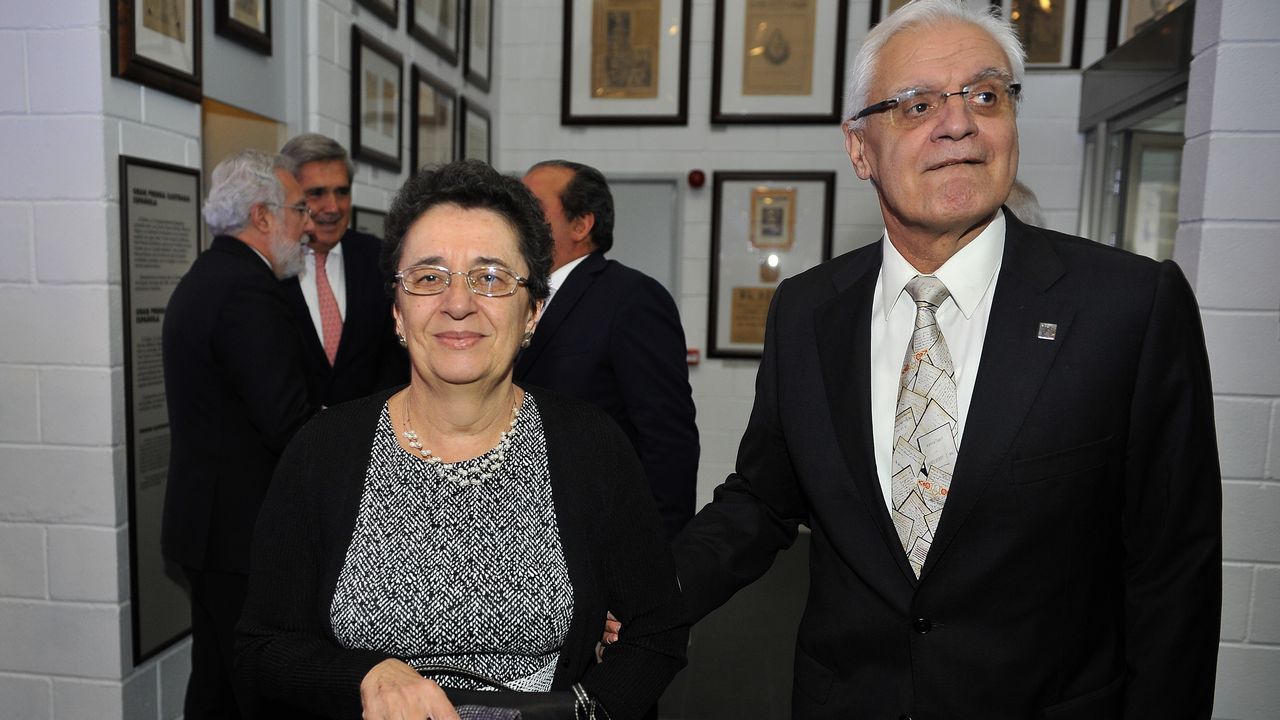 El presidente de la RAG, Víctor Freixanes, con Rosario Alvárez, presidenta del Consello da Cultura Galega
