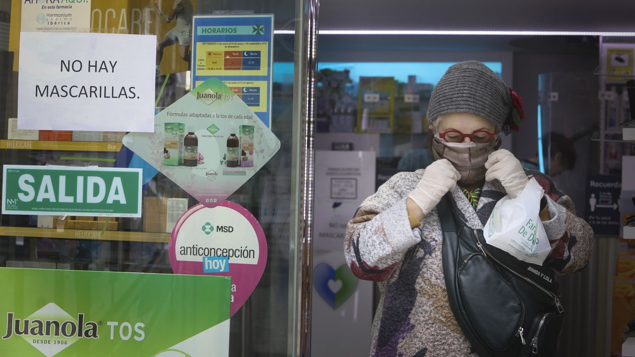 Con mascarilla saliendo de una farmacia de Santiago