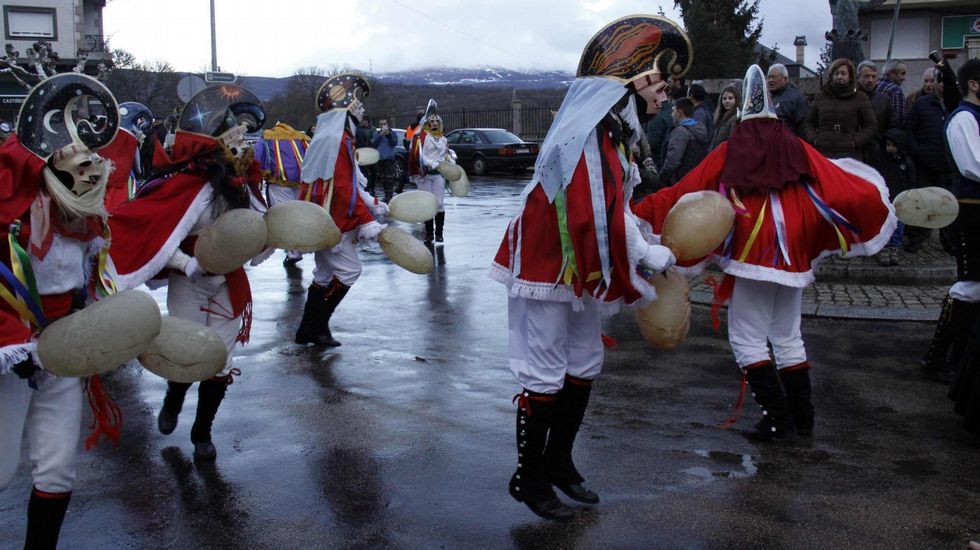 Mascarada ibérica.Cerca de 40 grupos y 800 personas participaron en la mascarada ibérica de Viana do Bolo