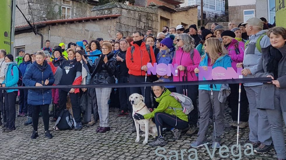 25n.En Castro Caldelas hubo una andaina por la ruta de los miradores de Matacás y una concentración en la plaza