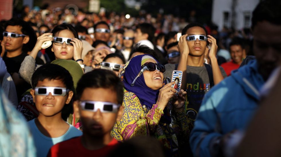 Imagen del eclipse desde una playa de Indonesia.
