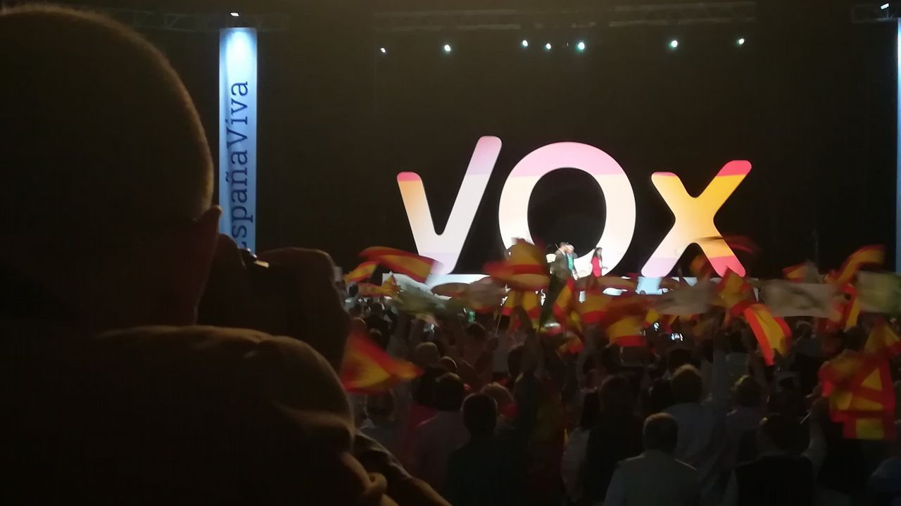 Abascal propone legalizar el uso de armas para defensa personal.La alcaldesa de Barcelona, Ada Colau, tambi�n en la tribuna de invitados. 