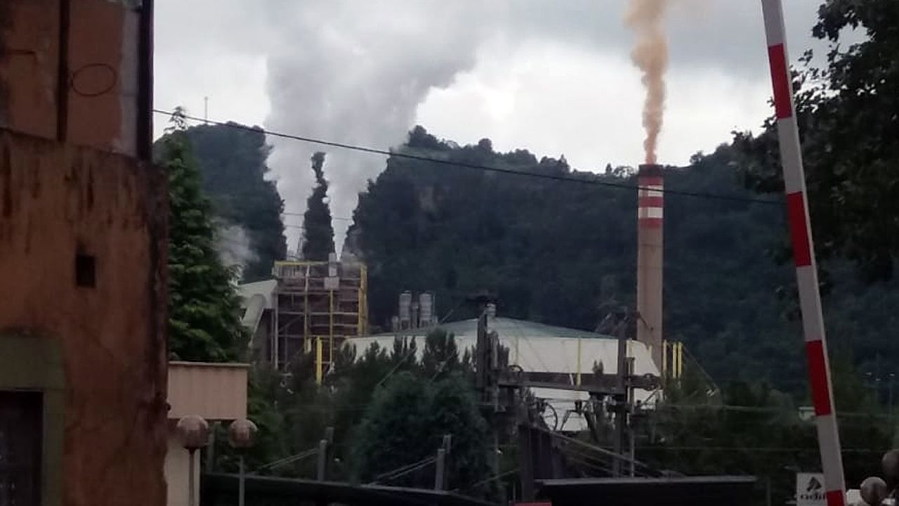 El �inusual� humo en La Pereda.Pol�gono Industrial F�brica de Mieres