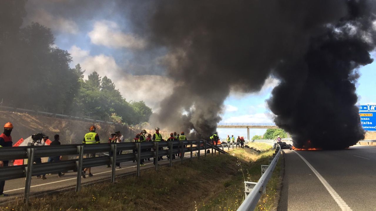 La A-8 permanece cortada en los dos sentidos, con barricadas de neumáticos ardiendo y los trabajadores completando la barrera