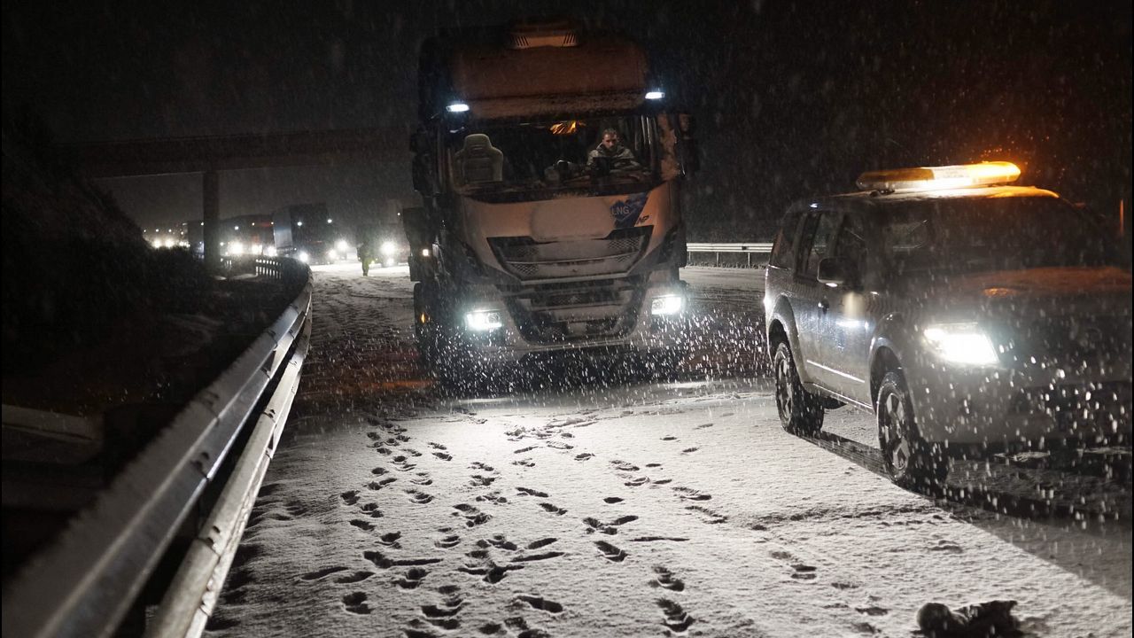 Nevada anoche en la A-52 entre Verín y Riós