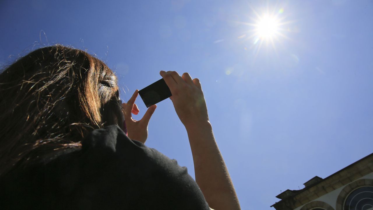 Los lucenses se las arreglaron como pudieron para ver el eclipse
