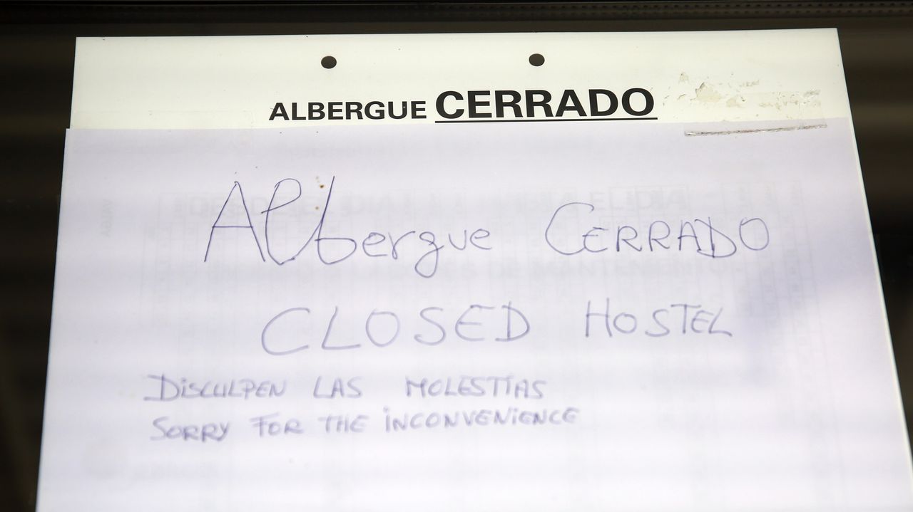 Los bares otrora a rebosar de peregrinos ahora tienen menos afluencia, pero al menos siguen abiertos, como este de Valga