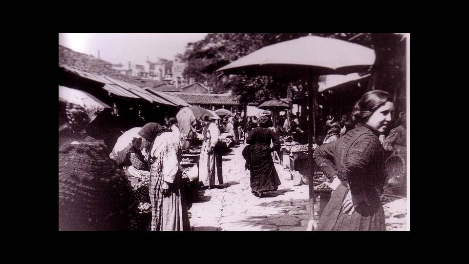 Imagen de un mercadillo de 1920.Plaza de Toros Médico Rodríguez 1965