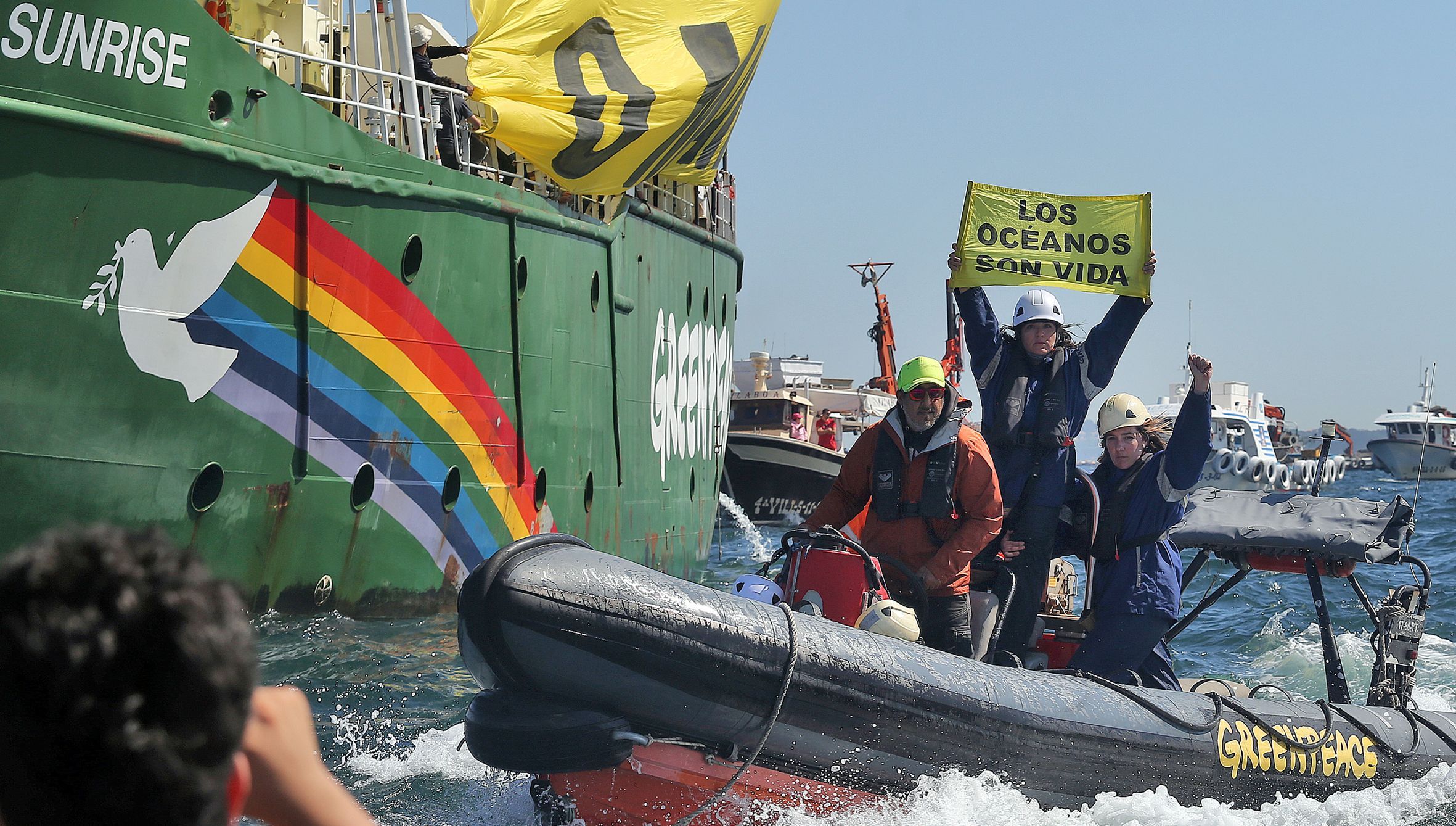 O rompexeos Artic Sunrise da ONG Greenpeace a sa entrada na ra de Arousa  acompaado por varios barcos nunha xornada reivindicativa polo saneamento das ras. 12/06/2024
