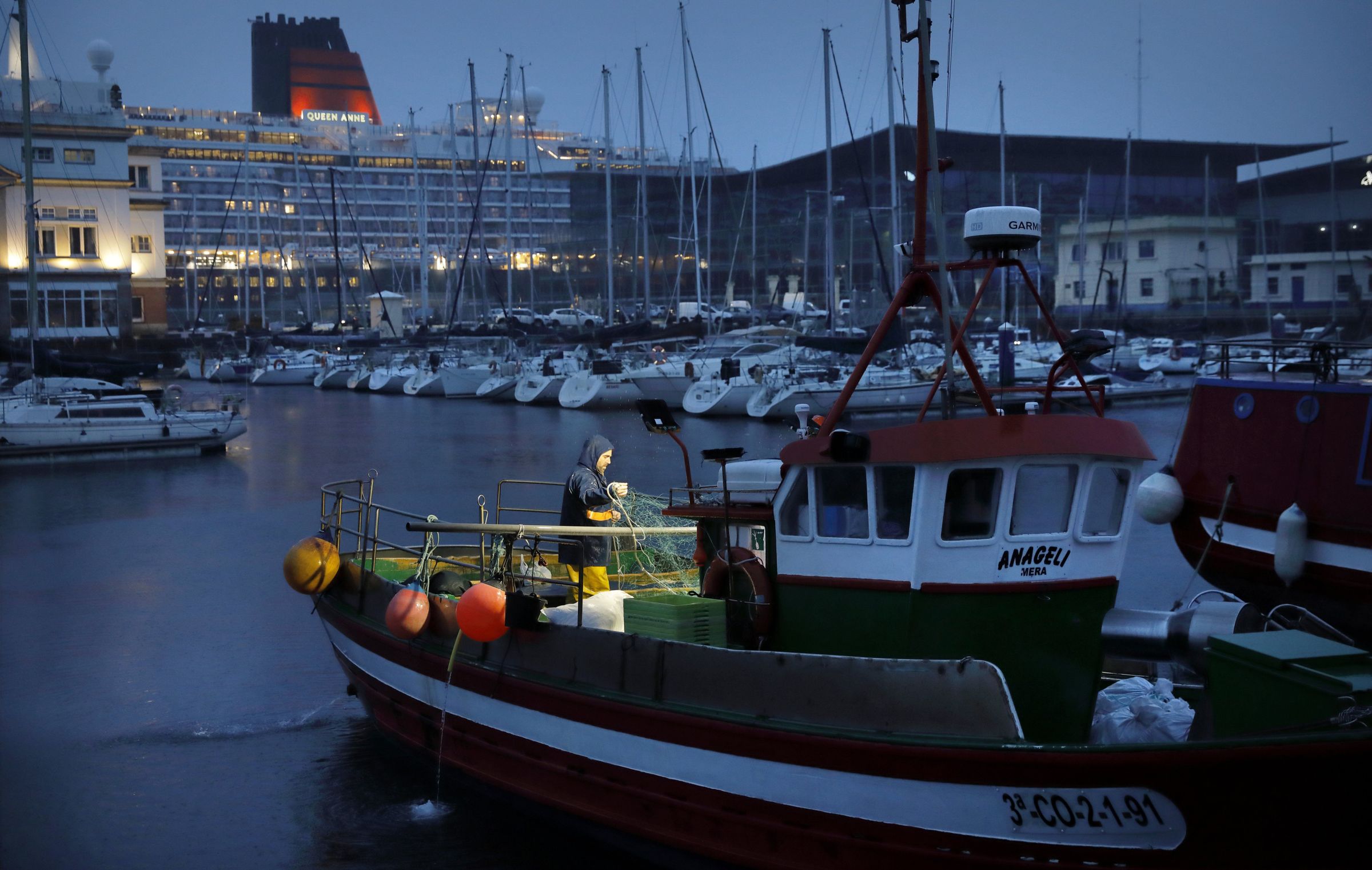 Un mari�eiro traballando no seu barco � primeira hora da ma�� na Marina de A Coru�a. 03/01/2025