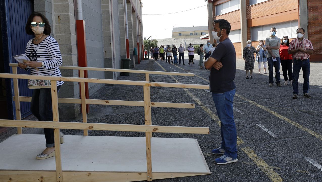 En A Mariña, algunos votaron hasta disfrazados