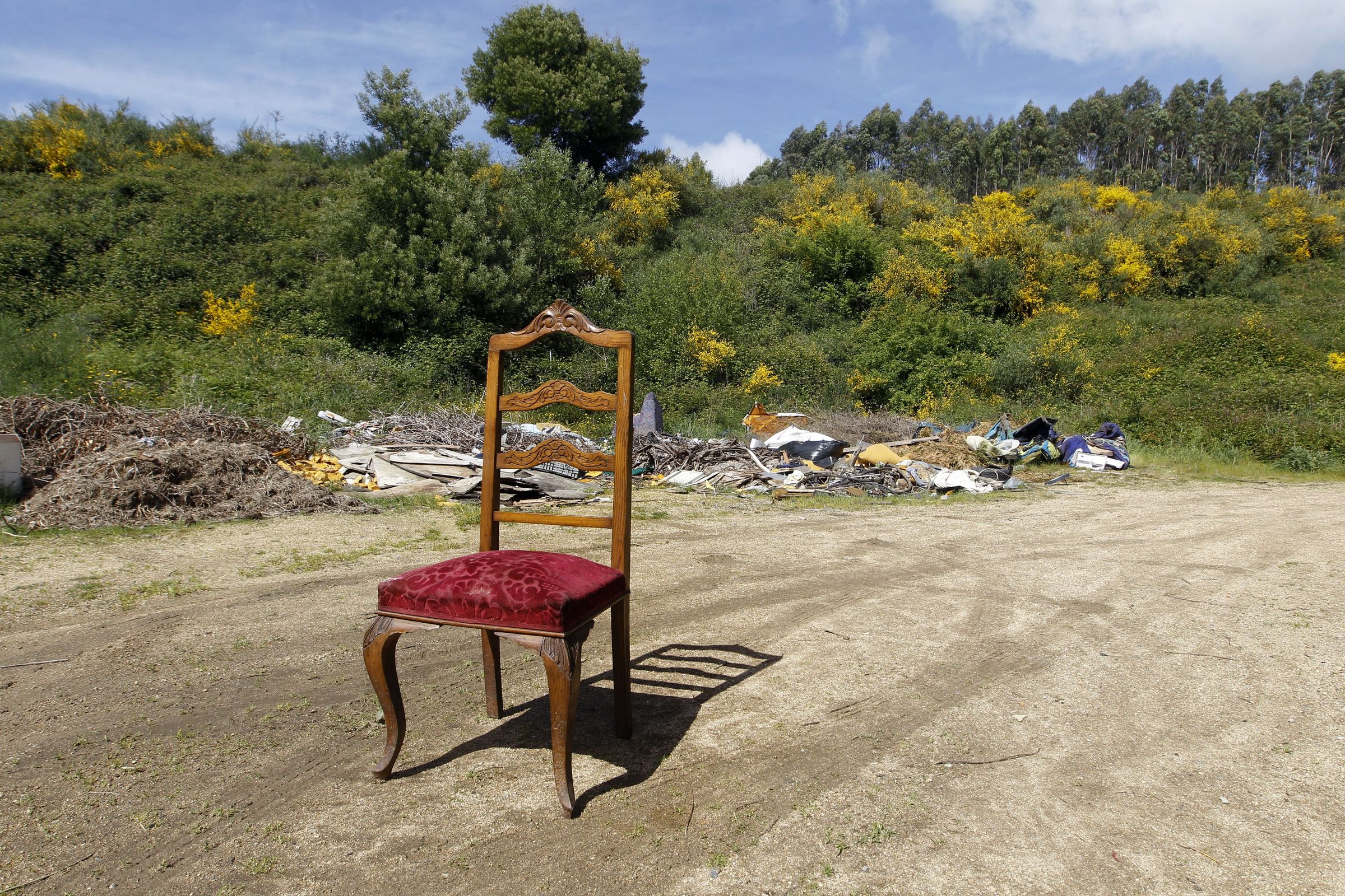 Con la pandemia optamos por los montes para caminar, cada vez con ms frecuencia se puede encontrar puntos de vertidos. Las comunidades de montes denuncian que cada vez es ms preocupante. En la imagen una silla de castao en perfecto estado en uno de estos puntos. Trabanca Bandia, Vilagarca. 18/04/2021
