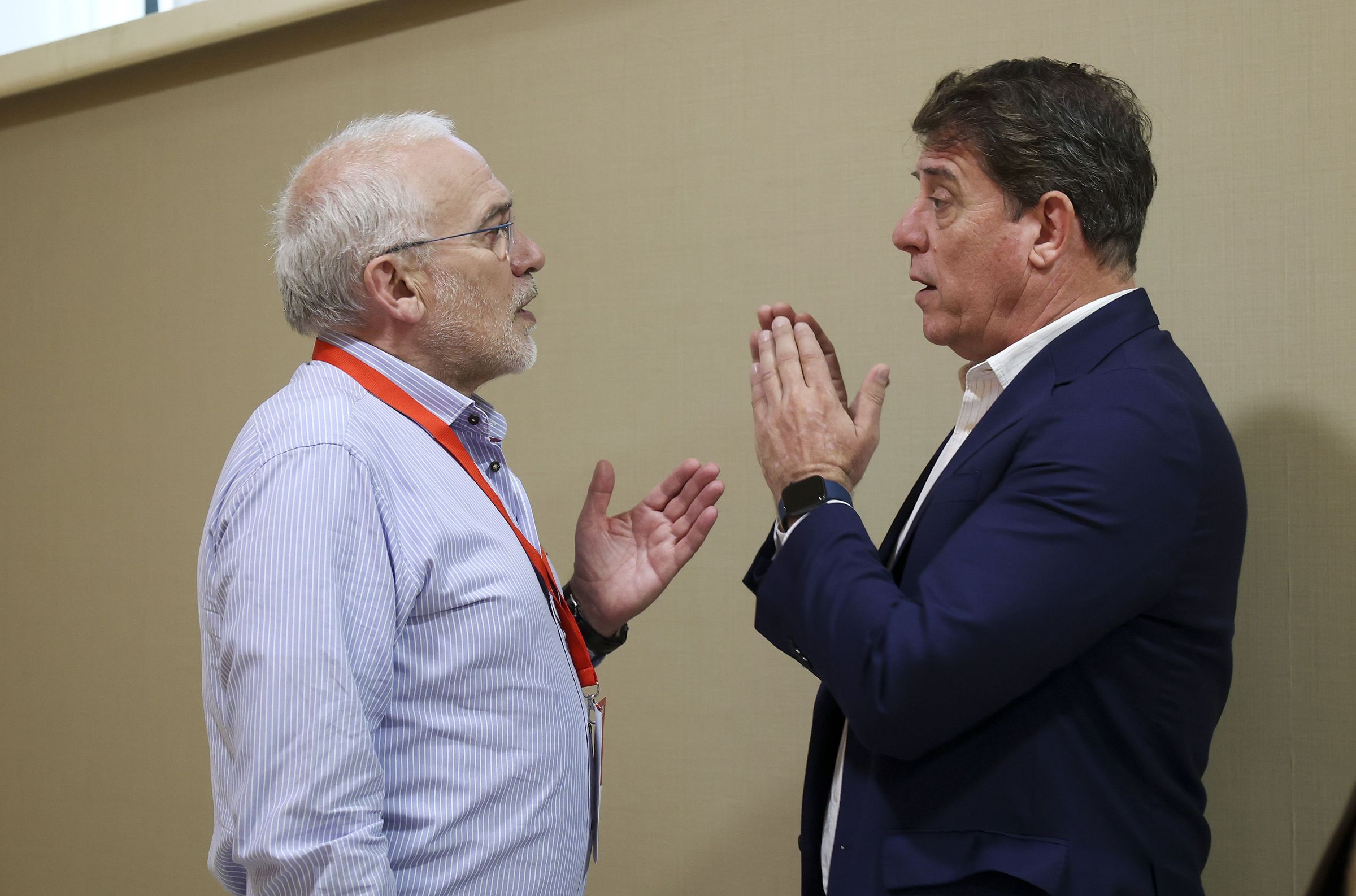 O secretario xeral do PSdeG, Jos Ramn Gmez Besteiro, no congreso provincial de A corua con Sindo Guinarte, un dos dous concellais que quedan no concello de Santiago trala expulsin dos outros tres. 11/05/2025 10/05/2025