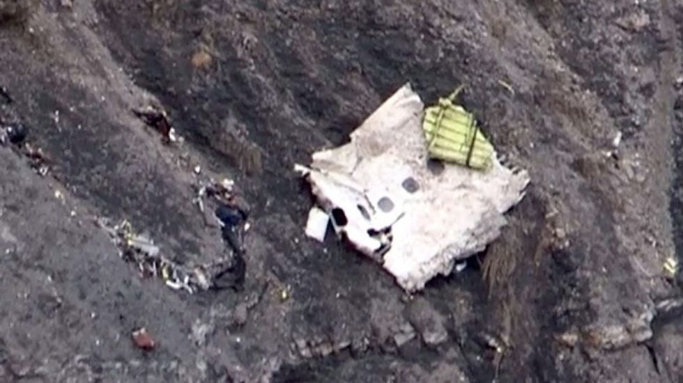 Aspecto de la zona donde se precipitó el Airbus A320, con los restos del avión desperdigados en un área muy amplia y de difícil acceso