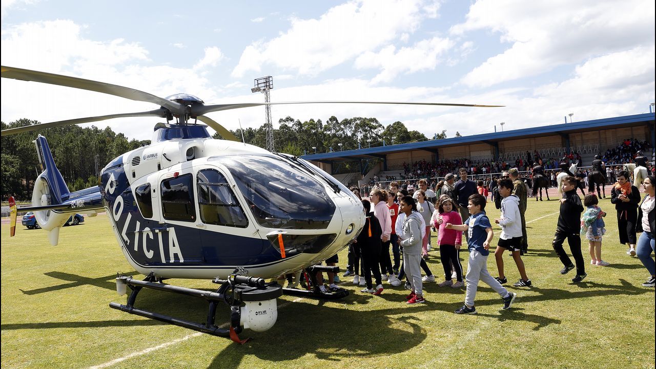 Exhibicion de la Policía Nacional para los escolares de Ribeira con helicoptero, caballería, perros de rastreo
