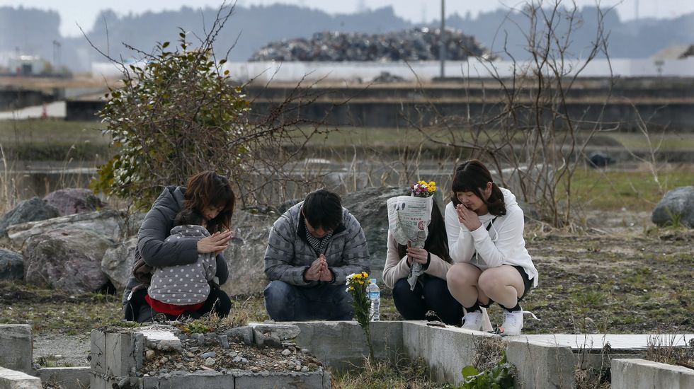 Minuto de silencio guardado por los empleados de TEPCO.