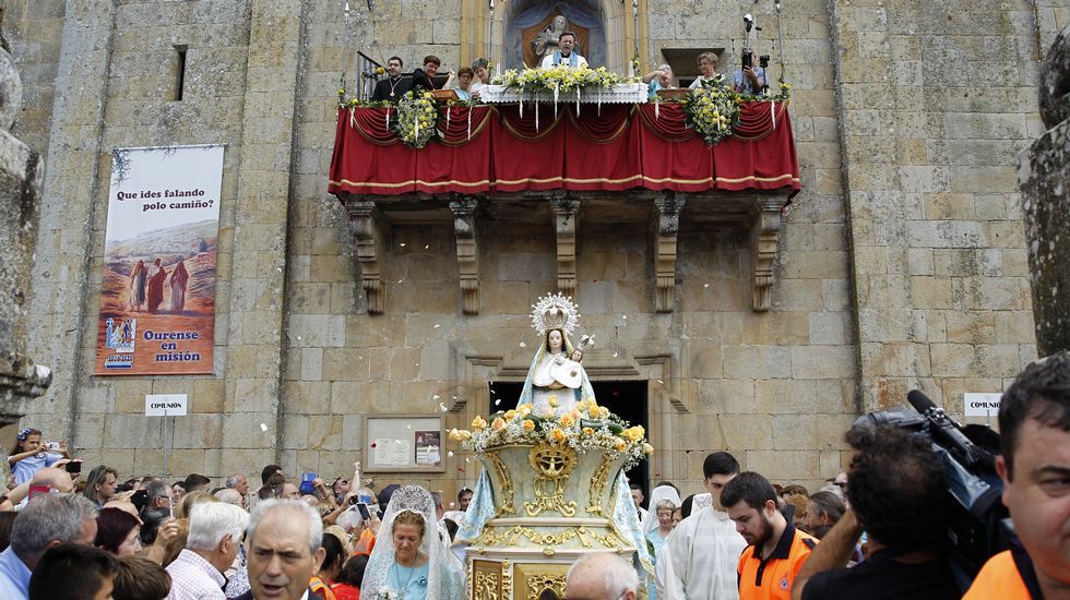 Multitudinaria procesión de Os Milagros en el santuario de Monte Medo en Baños de Molgas