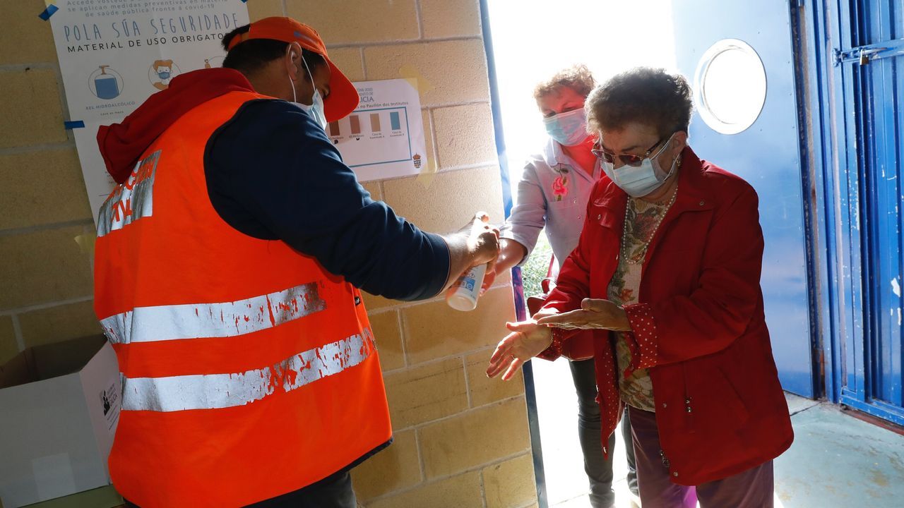 Por el coronavirus, Viveiro reubicó dos mesas electorales en la casa consistorial, donde en algunos momentos se formaron colas