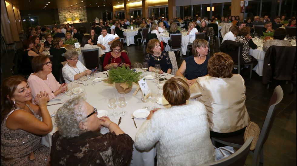 Homenaje al inspector jefe José Antonio Rilo en la cena benéfica de Renacer