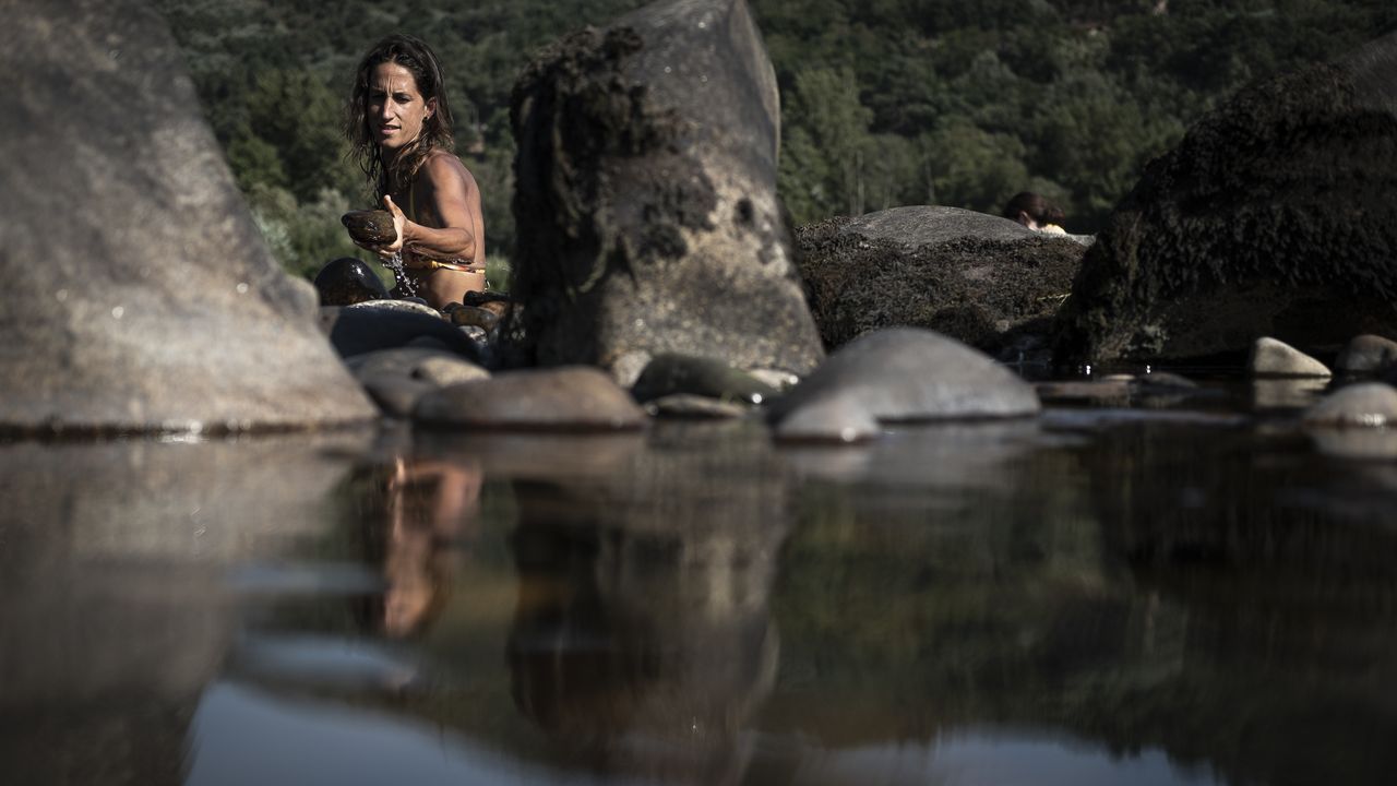 Ola de calor en Ourense.Los ourensanos buscaron el agua de los ríos para refrescarse.
