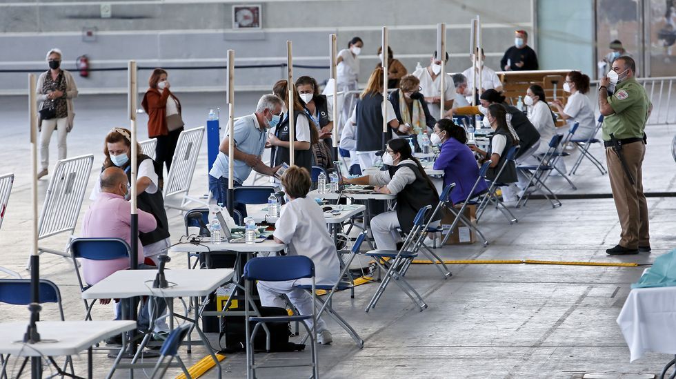 Vacunación masiva contra el Covid-19 con AstraZeneca para personas de entre 60 y 65 años en el recinto ferial de Pontevedra