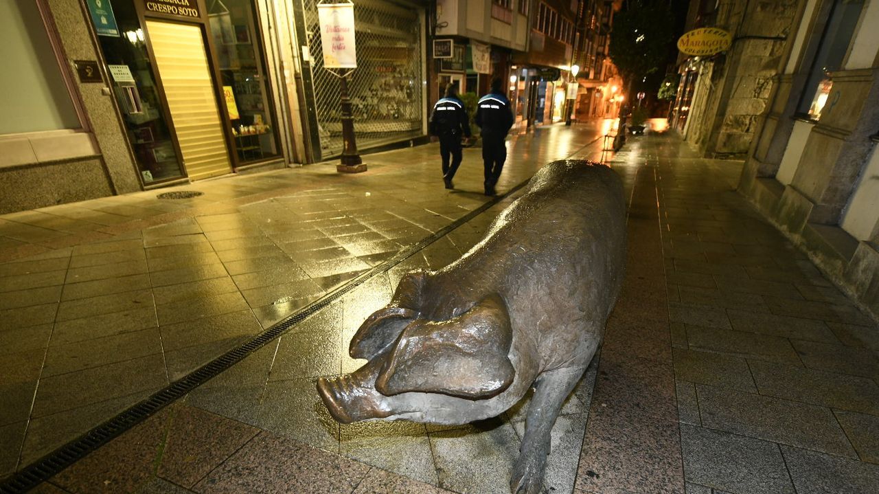 Agentes de Policía patrullan por las calles vacías de Lalín.