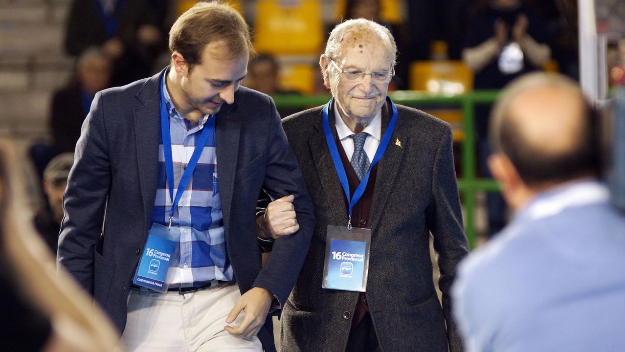 Emilio Pérez Touriño saluda, como presidente de la Xunta, a Fernández Albor