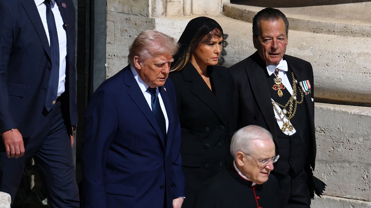 Donald y Melania Trump en el funeral del papa. 
