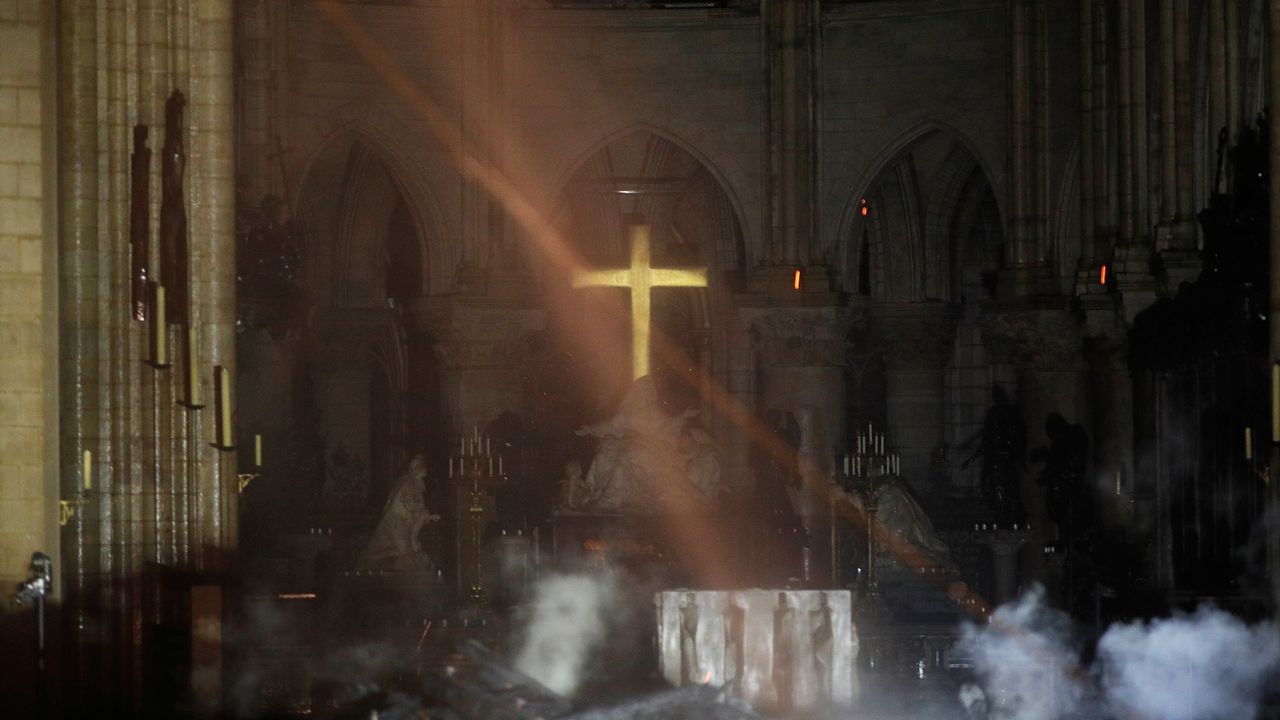 Unos bomberos dentro de la Catedral de Notre Dame