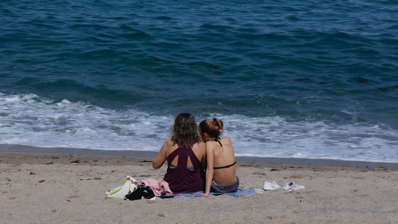 Disfrutando del sol en el paseo marítimo y en las playas en A Coruña