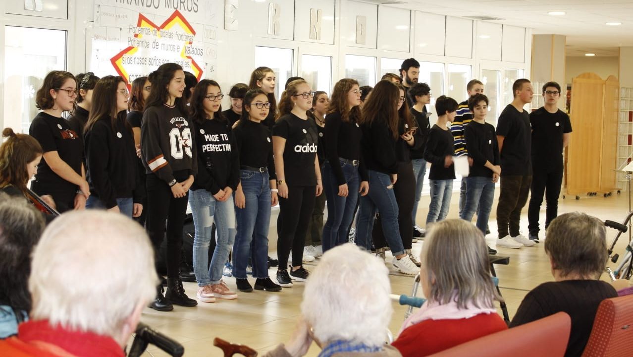 El IES Sofía Casanova celebró el Día de la Paz con los mayores de DomusVI