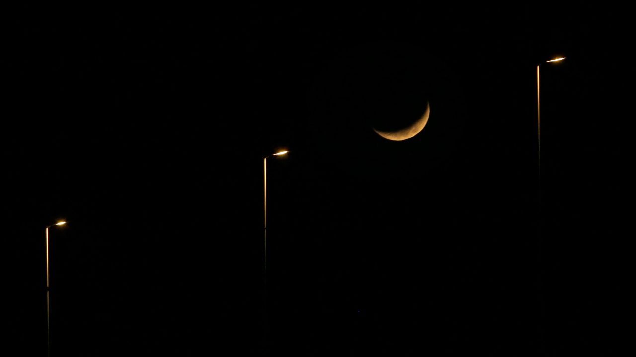 La luna creciente se alinea con las farolas de Tragove